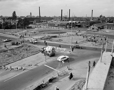 850372 Overzicht van de werkzaamheden voor de aanleg van een rotonde op het Westplein te Utrecht, vanaf de nieuwe ...